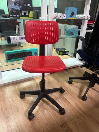 Silla de oficina roja y negra
