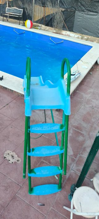 Tobogán acuático piscina azul y verde