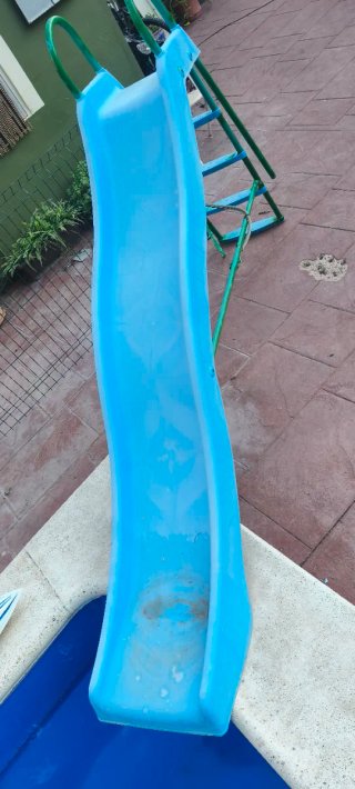 Tobogán acuático piscina azul y verde