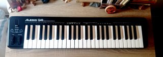 Teclado Controlador MIDI Alesis Q49