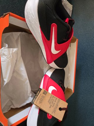 Tenis Nike Team Hustle D 12 Negro /Blanco y rojo