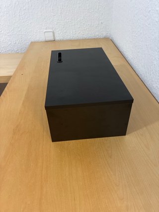 Supporto per monitor con scaffale e fessura per cellulare