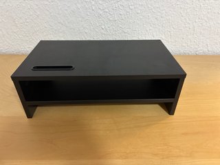 Supporto per monitor con scaffale e fessura per cellulare