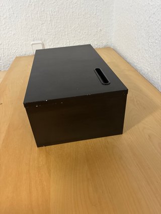 Supporto per monitor con scaffale e fessura per cellulare