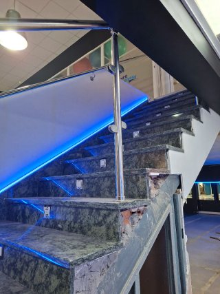 Peldaños de escaleras con iluminación LED