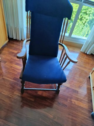 Mecedora de madera y tela azul