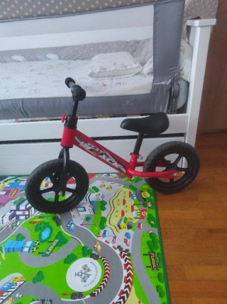 Bicicleta sin pedales roja