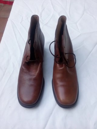 Zapatos piel. La marca sale en la foto