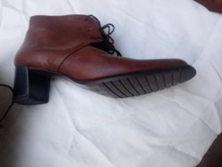 Zapatos piel. La marca sale en la foto