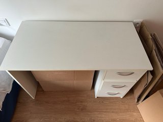 Escritorio blanco con cajones