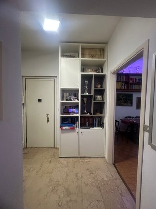 Mobile ingresso bianco e grigio