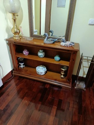 Librería de madera con detalles dorados