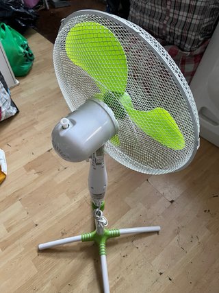 Ventilador de pie verde y blanco