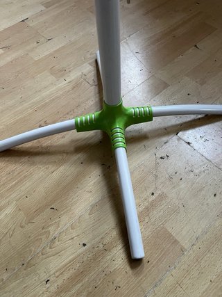 Ventilador de pie verde y blanco