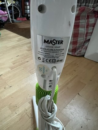 Ventilador de pie verde y blanco