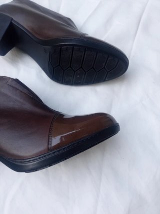 Botines marrones de piel la marca es la de la foto