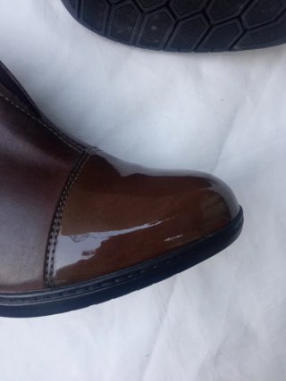 Botines marrones de piel la marca es la de la foto