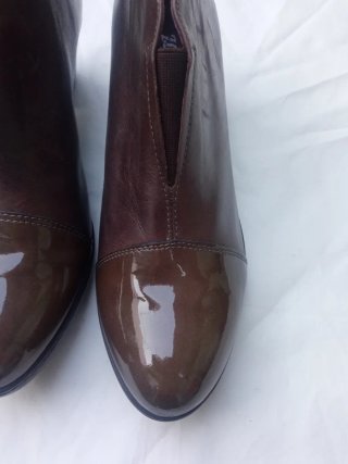 Botines marrones de piel la marca es la de la foto