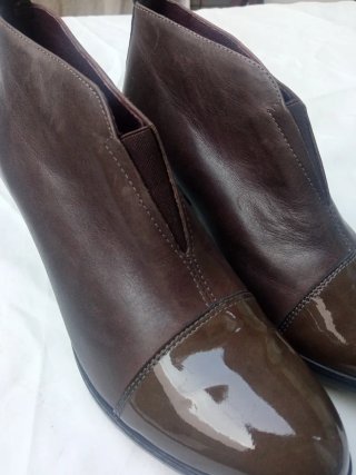 Botines marrones de piel la marca es la de la foto