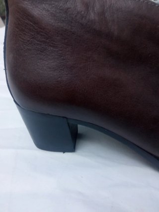 Botines marrones de piel la marca es la de la foto