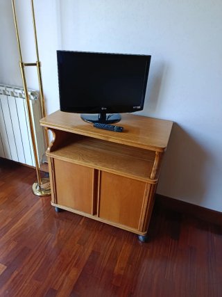 Mueble TV madera con ruedas