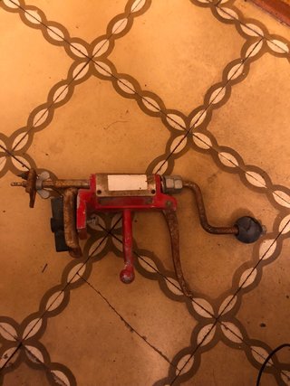 Herramienta para baldosa roja