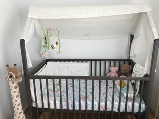Cuna Stokke diseño casita