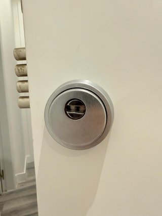 Puerta exterior madera maciza con cierre seguridad