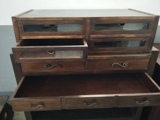Cajonera de madera con detalles de cristal