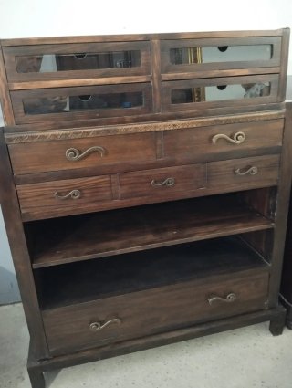 Cajonera de madera con detalles de cristal