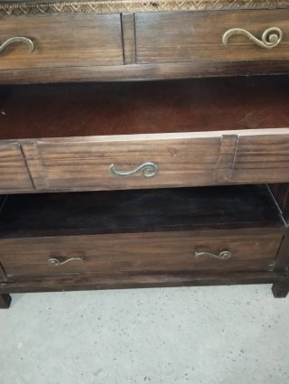 Cajonera de madera con detalles de cristal