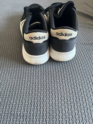 Zapatillas Adidas Negras y Blancas