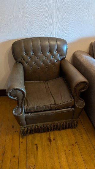 Sillón Chesterfield de piel marrón