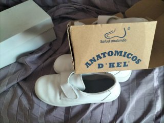 Zapatos de trabajo blancos  8 € u. 20 los 3 pares