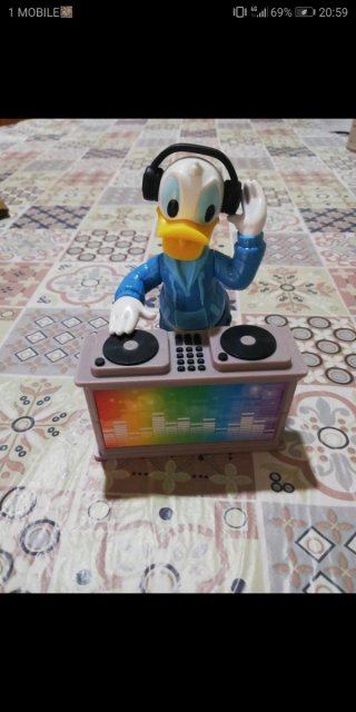 Paperino DJ con cuffie e giradischi
