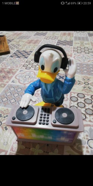 Paperino DJ con cuffie e giradischi