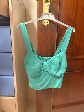 Top verde con escote fruncido Da hasta una M o L