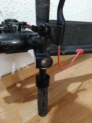 Patinete negro para piezas pa reparación, leer bie
