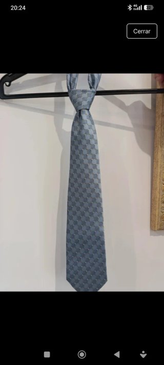 Corbata azul con diseño de cuadros dorados