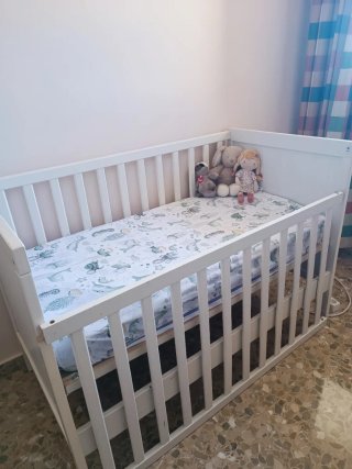 Cuna blanca con colchón nuevo sin estrenar.