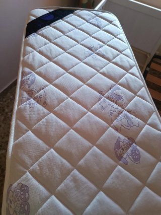 Cuna blanca con colchón nuevo sin estrenar.
