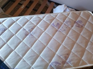 Cuna blanca con colchón nuevo sin estrenar.