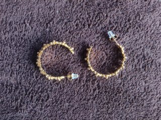 Pendientes dorados con flores