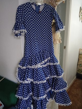 Traje de flamenca azul con lunares blancos de niña