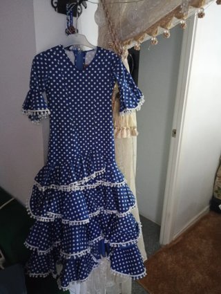 Traje de flamenca azul con lunares blancos de niña