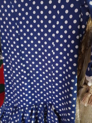 Traje de flamenca azul con lunares blancos de niña