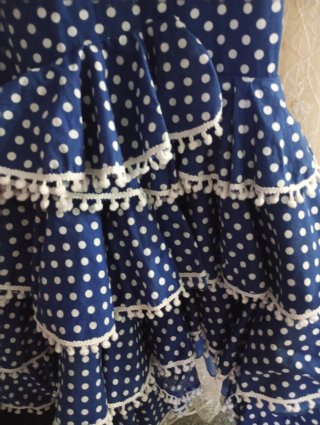 Traje de flamenca azul con lunares blancos de niña