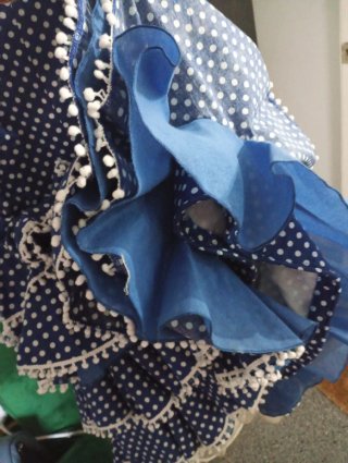 Traje de flamenca azul con lunares blancos de niña