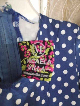 Traje de flamenca azul con lunares blancos de niña