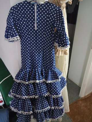 Traje de flamenca azul con lunares blancos de niña